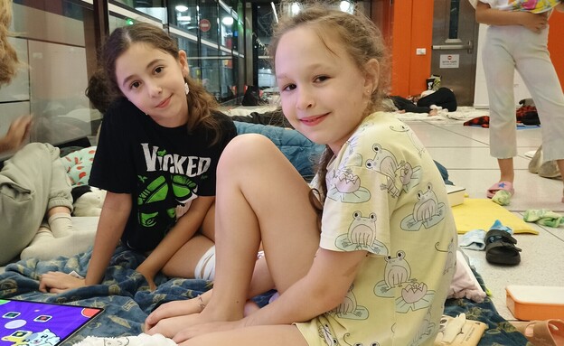 זואי ולילי בנות ה-9 מבלות את הלילה בתחנת הרכבת הקל (צילום: יוגב כרמל, N12)