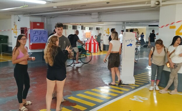 מעבירים את הלילה במקלט דיזנגוף סנטר במלחמה (צילום: יוגב כרמל, N12)