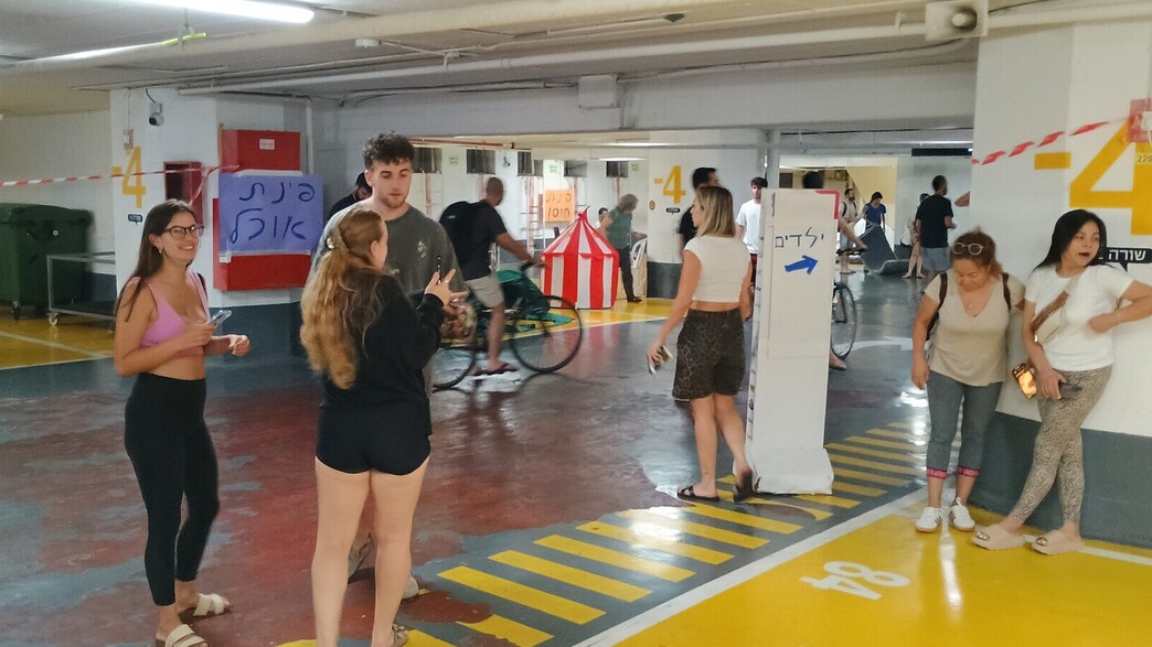 מעבירים את הלילה במקלט דיזנגוף סנטר במלחמה