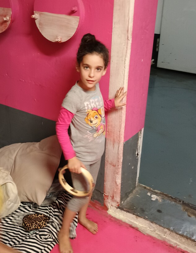 אבישג בת ה-7 מקבלת את פני הבאים למקלט בחניון דיזנג (צילום: יוגב כרמל, N12)