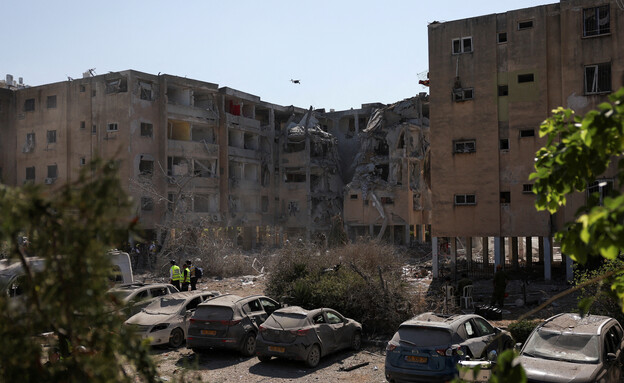 פגיעה ישירה בחולון (צילום: Reuters)