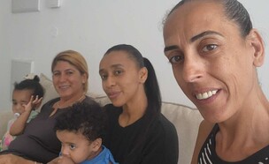 לימור יצחק-אספה עם שתי הסייעות (צילום: אלבום פרטי)