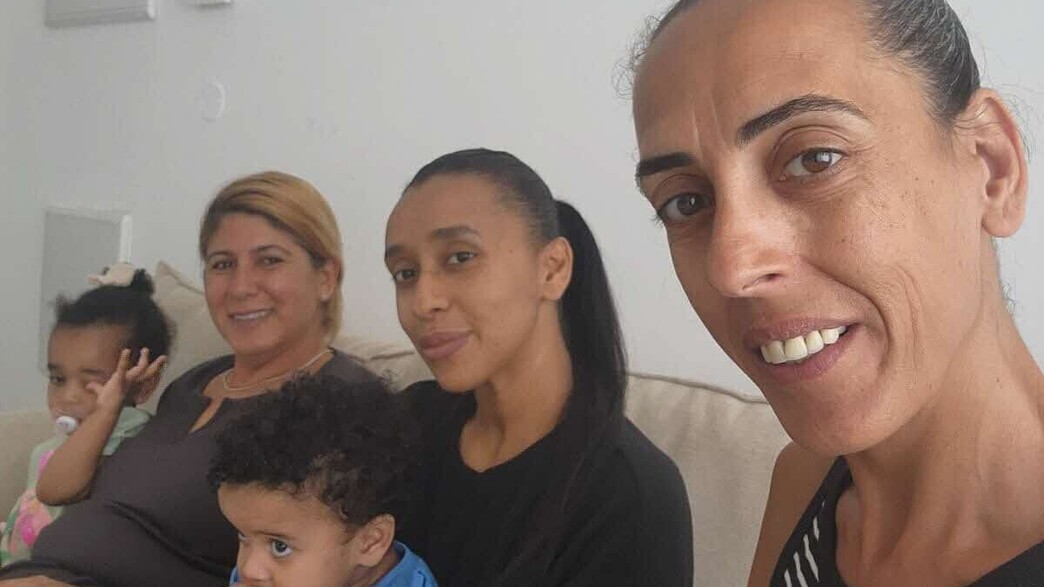 לימור יצחק-אספה עם שתי הסייעות