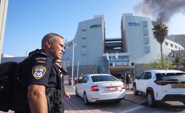 פגיעה ישירה בבית החולים סורוקה (צילום: דוברות המשטרה)