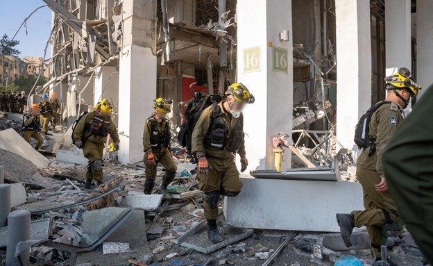כוחות של פיקוד העורף בזירת הנפילה  (צילום: דובר צה"ל)