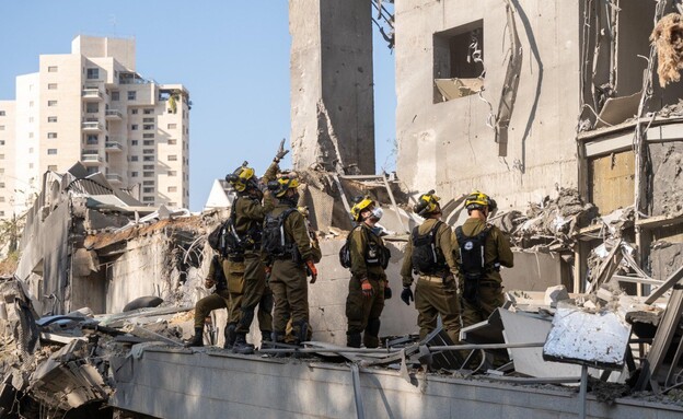 כוחות של פיקוד העורף בזירת הנפילה  (צילום: דובר צה