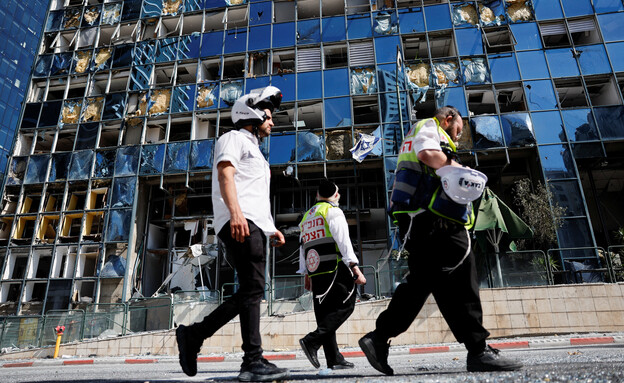 פגיעה ישירה ברמת גן (צילום: Reuters)