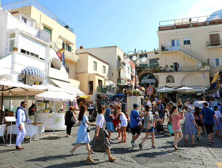 קאפרי הכריזה מלחמה על הטרדת תיירים: קנסות של מאות אירו ל"ציידים"ברחוב