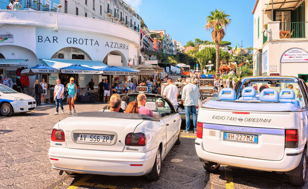 תיירים קאפרי איטליה (צילום: Roman Babakin, shutterstock)