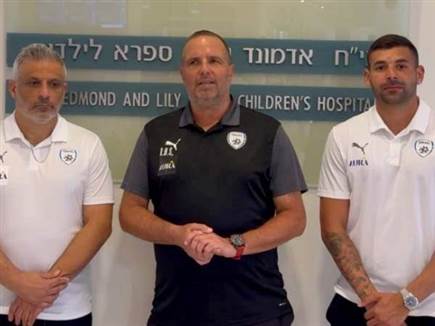 ביקור מרגש בימים אלו. קרדיט צילום: ההתאחדות לכדורגל. (צילום: ספורט 5)