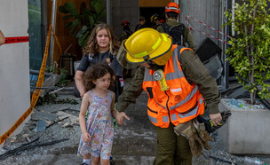 כוחות הצלה באתר נפילת טיל איראני ברמת גן (צילום: חיים גולדברג, פלאש 90)