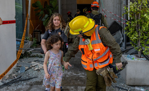 כוחות הצלה באתר נפילת טיל איראני ברמת גן (צילום: חיים גולדברג, פלאש 90)