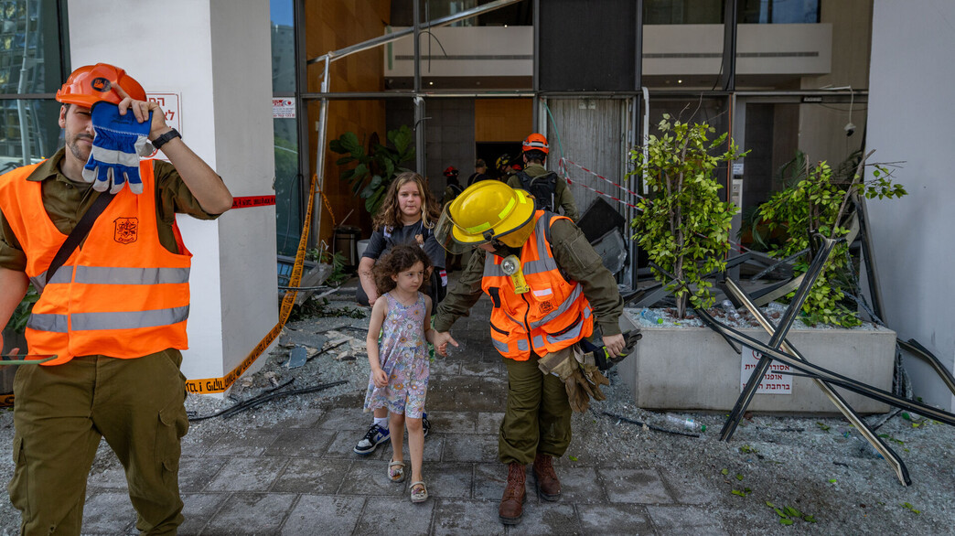 כוחות הצלה באתר נפילת טיל איראני ברמת גן (צילום: חיים גולדברג, פלאש 90)
