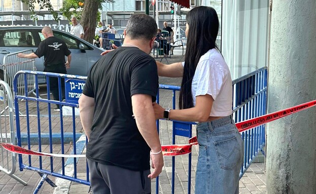 טילטיל ואשתו בזירת פגיעת הטיל (צילום: אור גפן)