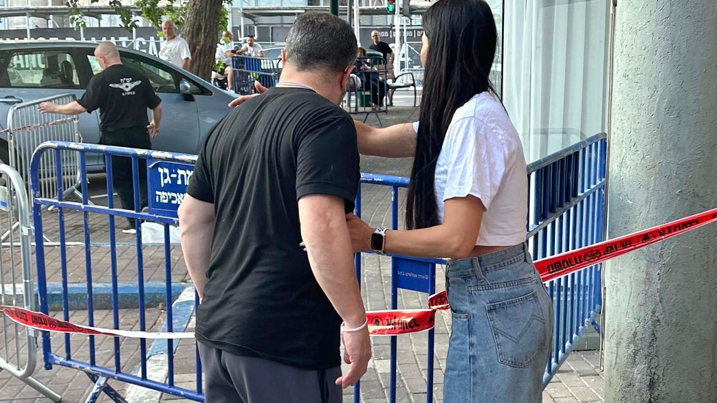 טילטיל ואשתו בזירת פגיעת הטיל טילטיל ואשתו בזירת פגיעת הטיל