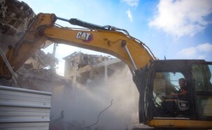 הריסת המבנה שנפגע ברמת גן (צילום: אורי חבושי)