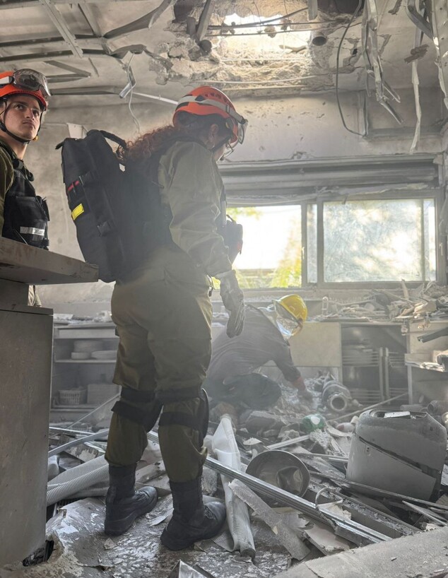 הרס בבית בעומר כתוצאה מנפילת שבריי יירוט (צילום: מועצת עומר)