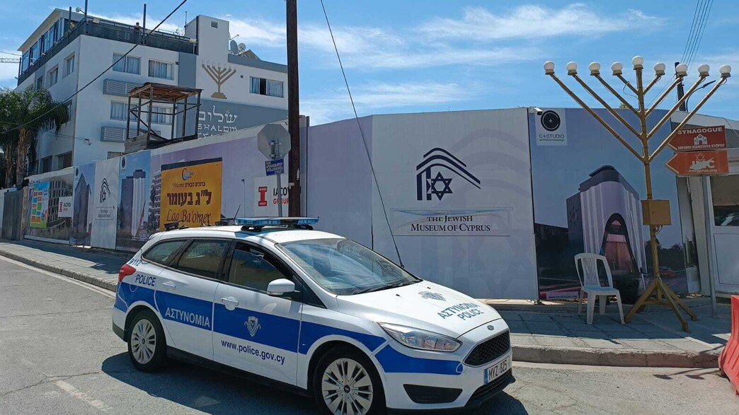 כתובות "פרי פלסטין" בסמוך לבית חב"ד בלרנקה