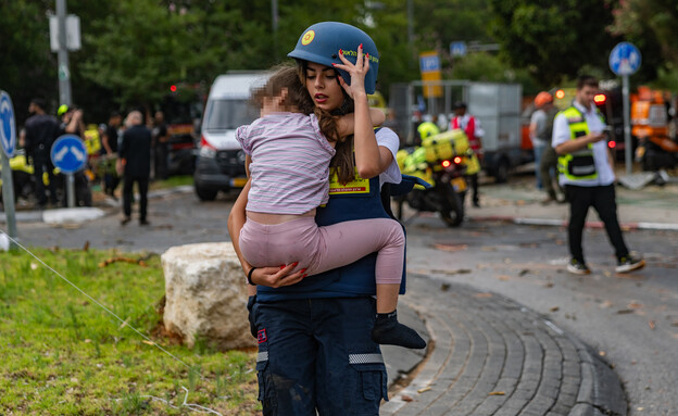 ילדים מחולצים מאזורי הפגיעה (צילום: חיים גולדברג, פלאש 90)