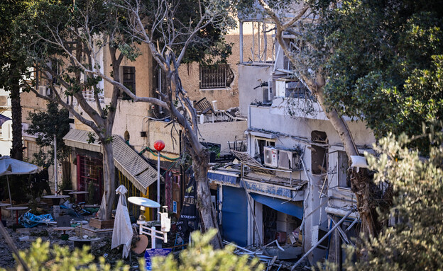 נזק בחיפה כתוצאה ממטח השיגורים מאיראן (צילום: פלאש 90)