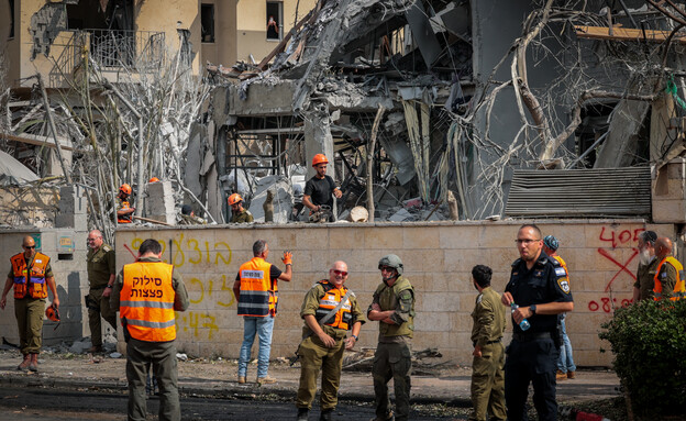 נזק בנס ציונה כתוצאה ממטח השיגורים מאיראן (צילום: יוסי אלוני, פלאש 90)