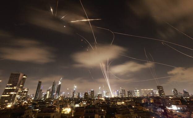 טילים איראניים בתל אביב מלחמה (צילום: MENAHEM KAHANA , getty images)