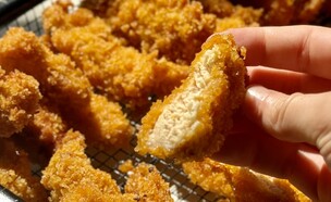 קריספי צ'יקן כשר  (צילום: יעל קצב, mako אוכל)