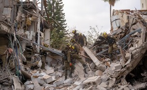 נזק בתל אביב כתוצאה ממטח השיגורים מאיראן (צילום: דובר צה"ל)