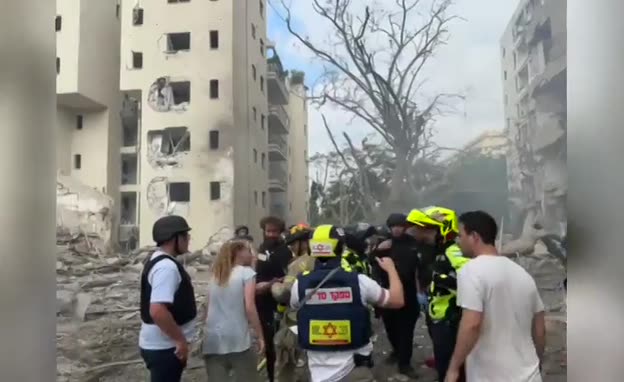 חילוץ פצועים מאחת מזירות הפגיעה מאיראן