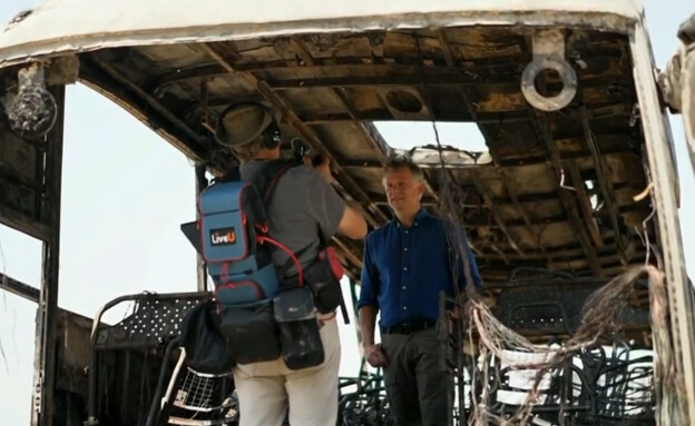 כתב אמריקני באוטובוס שרוף שנפגע מירי בהרצליה (צילום: אולפן שישי )
