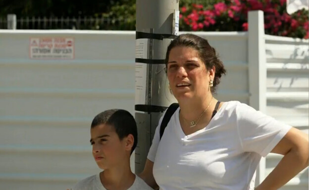 הדר נעמי אברבאנל ובנה הראל, שביתם בבת ים נפגע מטיל איראני (צילום: אולפן שישי )