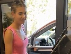 קאי טראמפ עובדת בדאנקן דונאטס (צילום: tik tok)