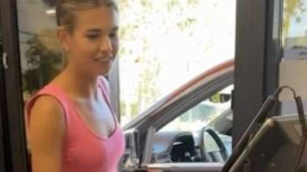 קאי טראמפ עובדת בדאנקן דונאטס קאי טראמפ עובדת בדאנקן דונאטס