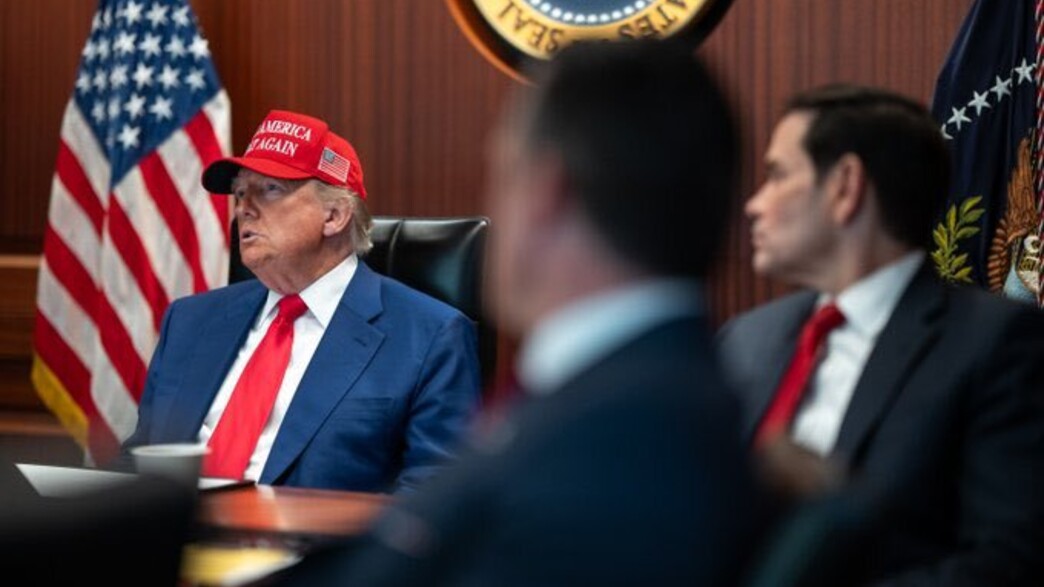 נשיא ארה"ב טראמפ בחדר המצב בבית הלבן במהלך התקיפות נשיא ארה"ב טראמפ בחדר המצב בבית הלבן במהלך התקיפות