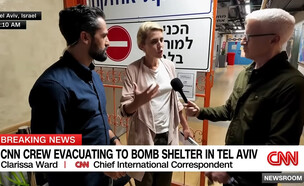 צוות CNN מתפנה למקלט (צילום: CNN)
