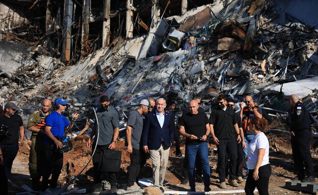 בנימין נתניהו בזירת הנפילה ברחובות (צילום: איתי רון, פלאש 90)