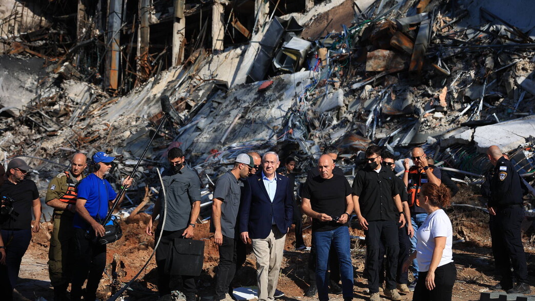 בנימין נתניהו בזירת הנפילה ברחובות