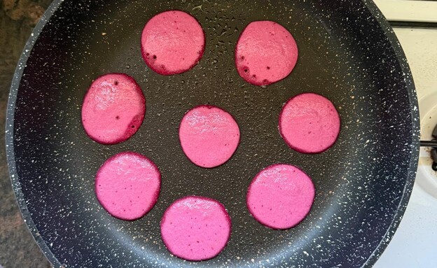 פנקייק ורוד - מטגנים על מחבת משומנת עם תרסיס שמן
