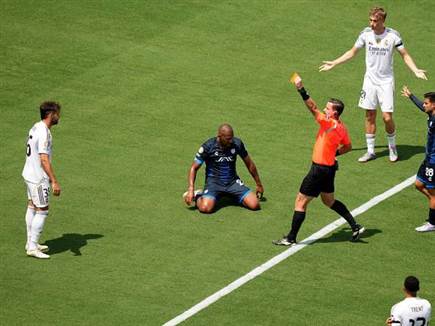 אחרי פתיחה משובשת שכללה כרטיס אדום מוקדם (GETTY)