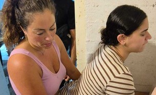 ליהיא גרינר עוזרת להריונית עם צירים במקלט (צילום: פרטי)