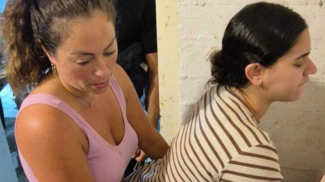 ליהיא גרינר עוזרת להריונית עם צירים במקלט ליהיא גרינר עוזרת להריונית עם צירים במקלט