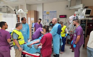 צוות מולטידיספלנרי במלר"ד סורוקה מקבל ומטפל בפצועים בחדר הטראומה (צילום: סורוקה)
