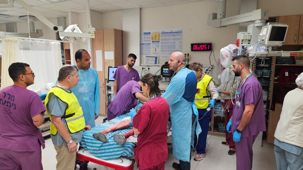 צוות מולטידיספלנרי במלר"ד סורוקה מקבל ומטפל בפצועים בחדר הטראומה צוות מולטידיספלנרי במלר"ד סורוקה מקבל ומטפל בפצועים בחדר הטראומה