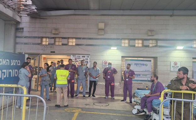 צוות מולטידיספלנרי במלר"ד סורוקה מקבל ומטפל בפצועים בחדר הטראומה