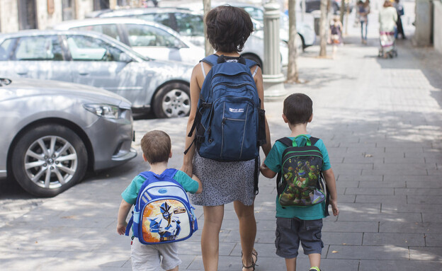 ילדים הולכים עם אמם לבית הספר (צילום: יונתן זינדל, פלאש 90)