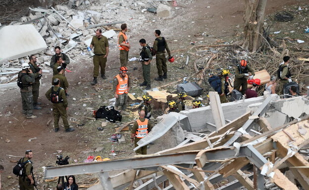 נזק מפגיעת טיל איראני (צילום: גילי יערי, פלאש 90)