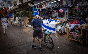 שוק הכרמל בתל אביב, 23.6.2025 (צילום: יונתן זינדל, פלאש 90)