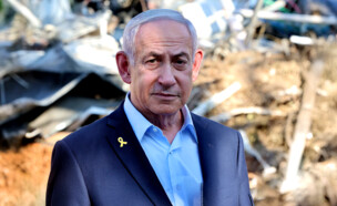 ראש הממשלה בנימין נתניהו בזירת הנפילה ברחובות (צילום: reuters)