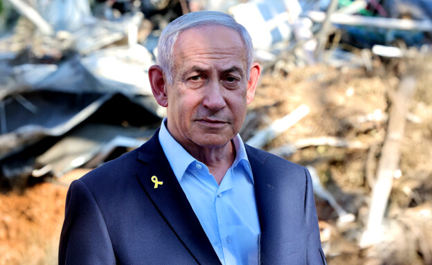 ראש הממשלה בנימין נתניהו בזירת הנפילה ברחובות (צילום: reuters)