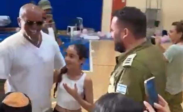 אייל גולן מפתיע ברחובות
